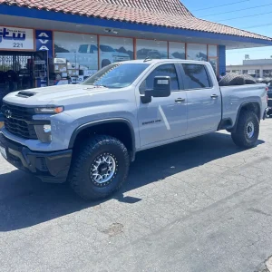 2020+ GM Silverado 2500 | 3500HD Sierra 2500 | 3500HD 18" KMC KM549 GRS Mach SLBK LIP 35" Nitto Ridge Ready lift Level Kit